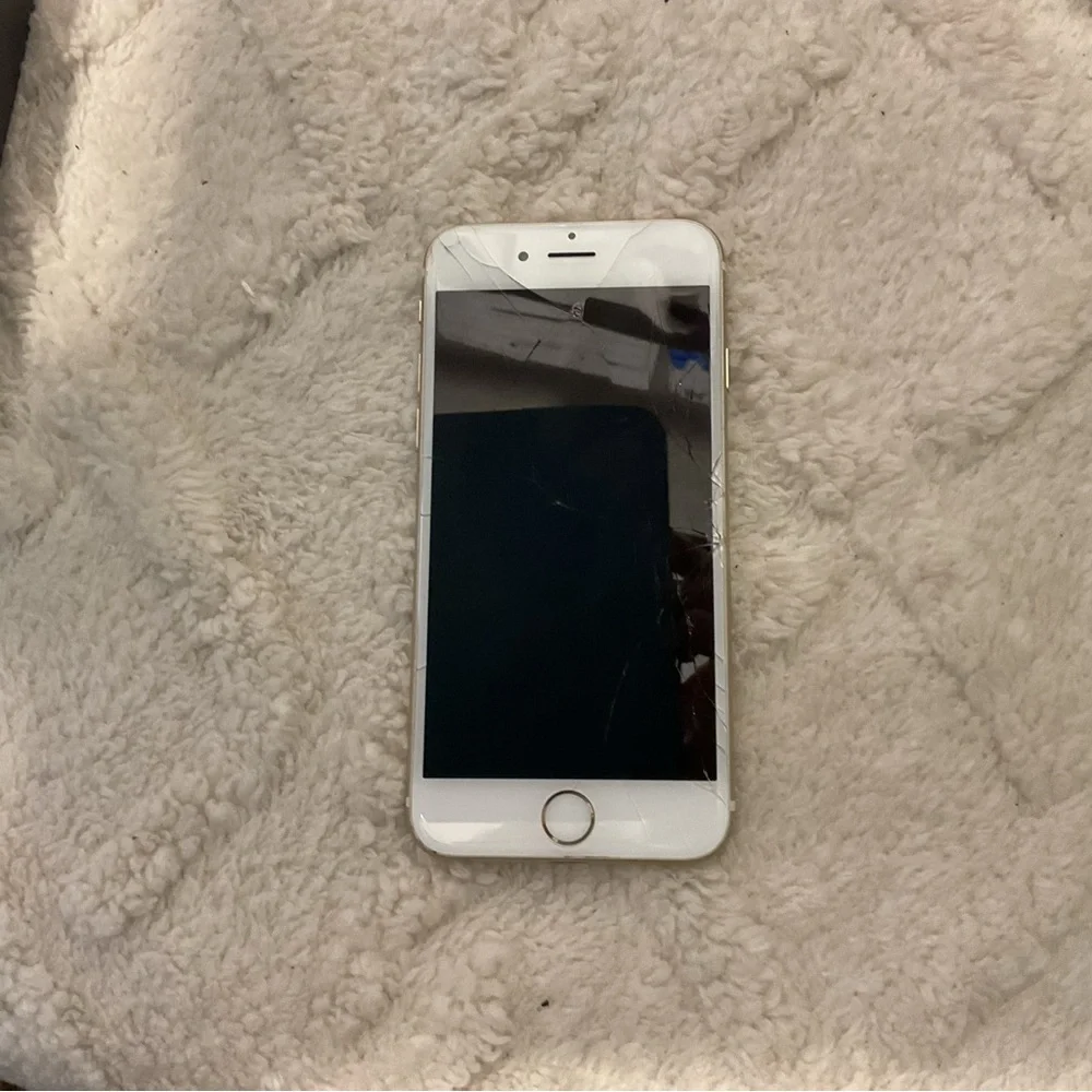 iPhone 6 Smartphone with White front/ Rose gold back 64GB cracked screen